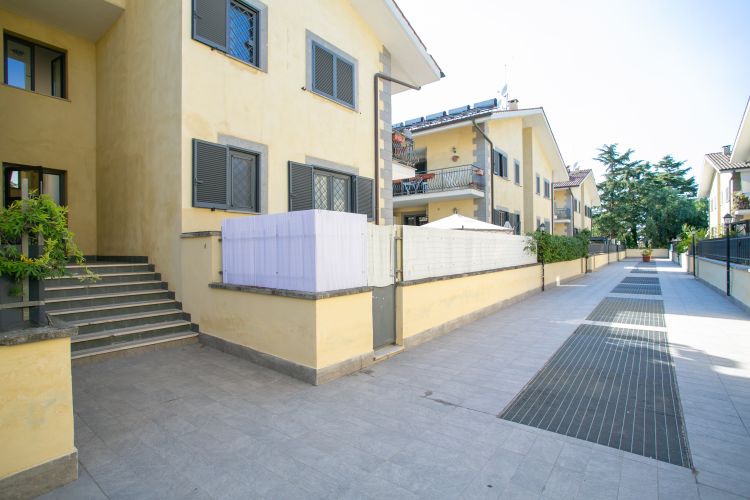 Via del Casale Lumbroso, 152