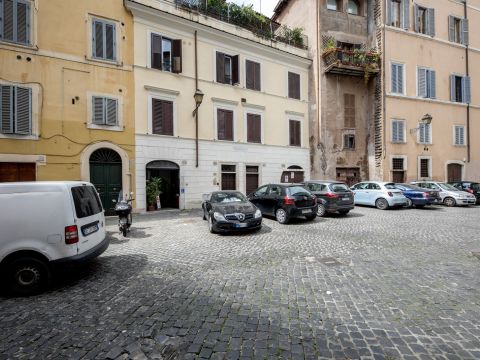 Piazza Costaguti, 36