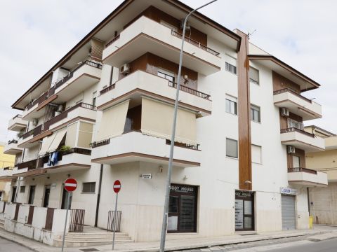 Via Magna Grecia, 1