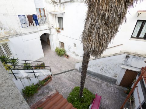 Largo Raffaele Marincola Cattaneo, 33