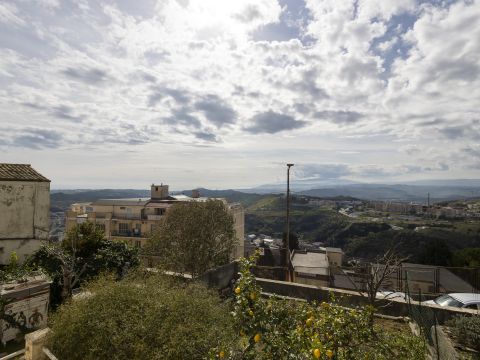 Largo Raffaele Marincola Cattaneo, 33