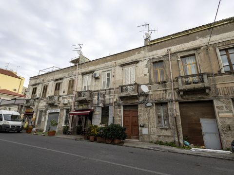 V.le degli Angioini, 107