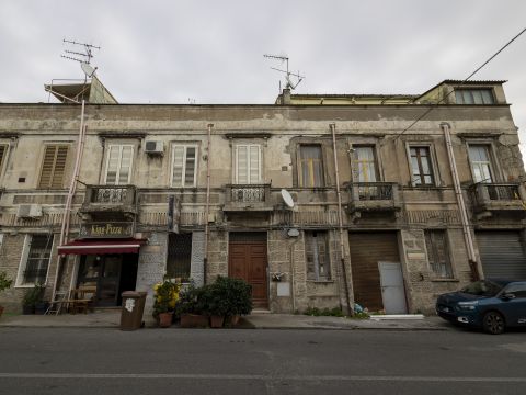 V.le degli Angioini, 107