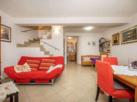 Viale Attilio Bertolucci, 32