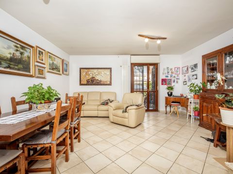 Viale Attilio Bertolucci, 32