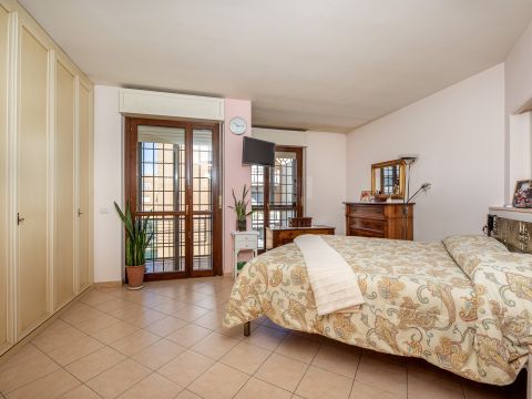 Viale Attilio Bertolucci, 32
