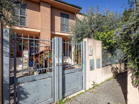 Viale Attilio Bertolucci, 32
