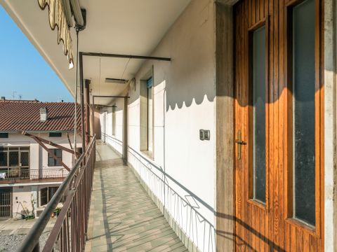 Via Castegnate, 66