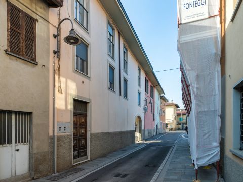 Via Castegnate, 66