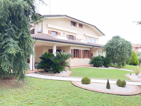 VIA FONTANELLE 11