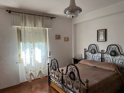 Via Val di Foro, 81