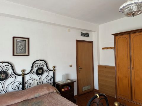 Via Val di Foro, 81
