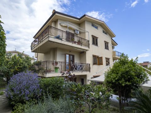 Via dei Tulipani 25