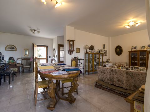 Via dei Tulipani 25
