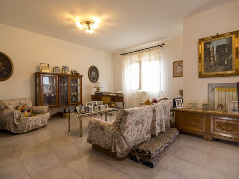 Via dei Tulipani 25