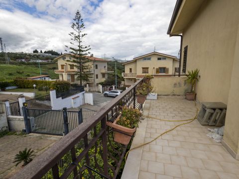 Via dei Tulipani 25