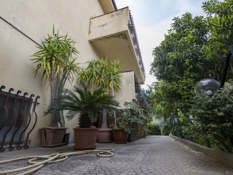 Via dei Tulipani 25