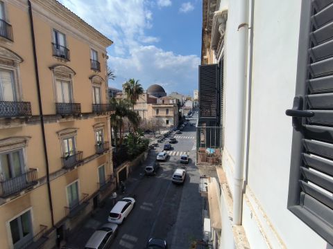 Via Francesco Crispi, 34