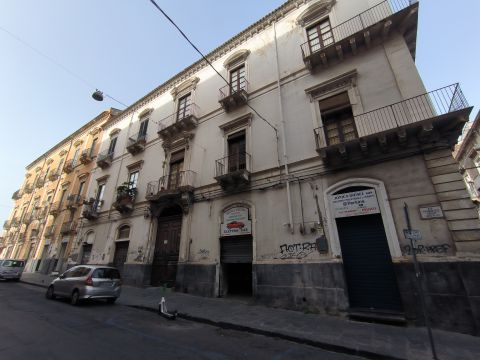 Via Francesco Crispi, 34