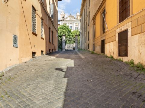 Via Vittorio Veneto, 32