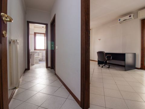 Via Genova, 23