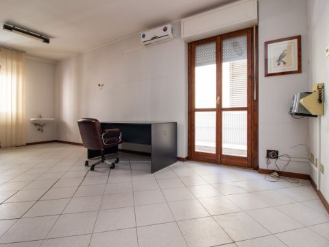 Via Genova, 23