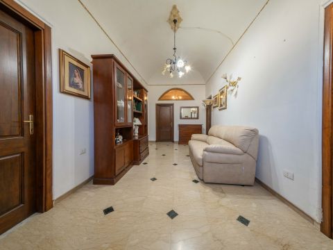 Via C. Battisti, 25