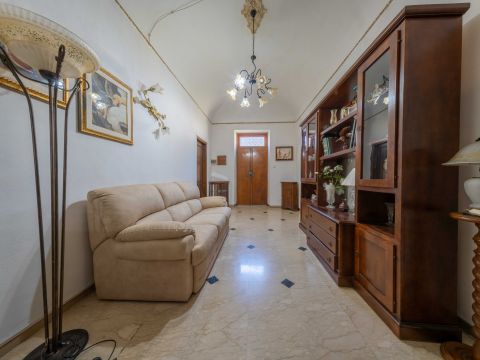 Via C. Battisti, 25