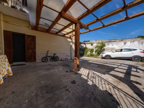 Via C. Battisti, 25