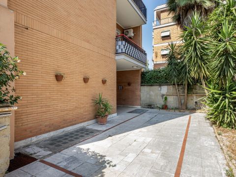 Via Antonio Santoro, 8