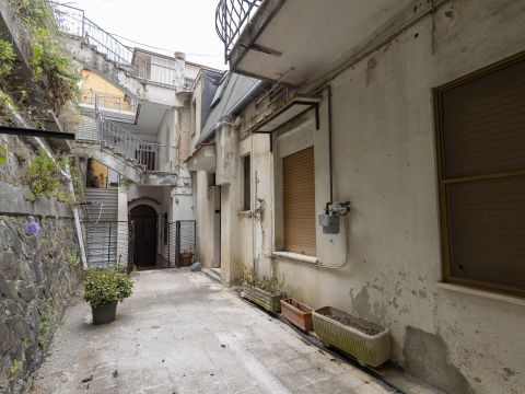 Via Carlo V 109