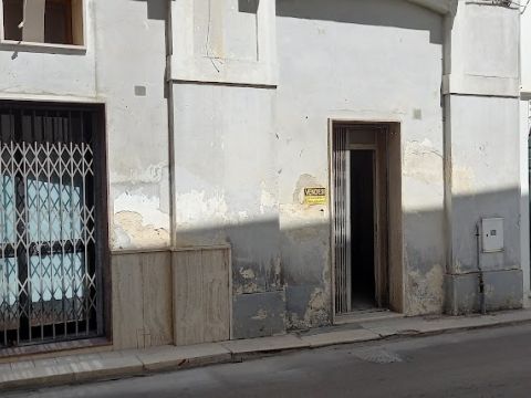 Via Cesare Battisti, 12