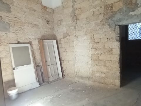 Via Cesare Battisti, 12