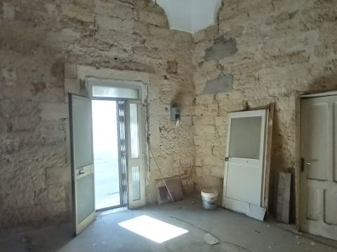 Via Cesare Battisti, 12