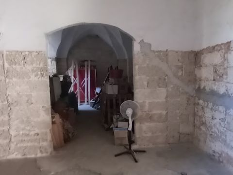 Via Cesare Battisti, 12