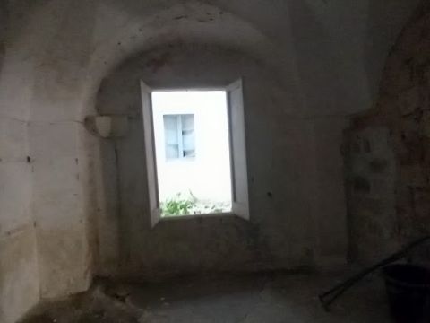 Via Cesare Battisti, 12