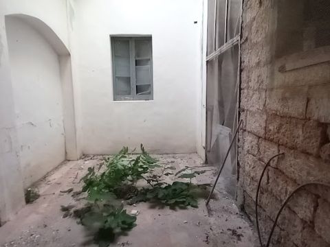Via Cesare Battisti, 12