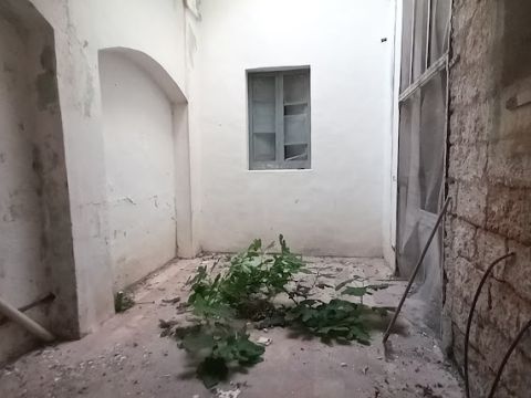 Via Cesare Battisti, 12