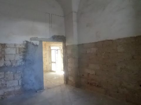 Via Cesare Battisti, 12