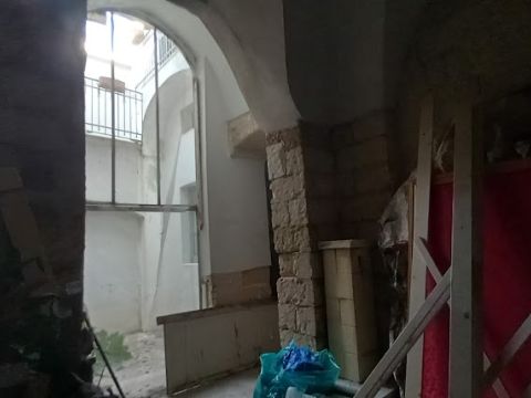 Via Cesare Battisti, 12