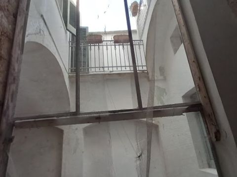 Via Cesare Battisti, 12