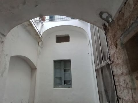 Via Cesare Battisti, 12