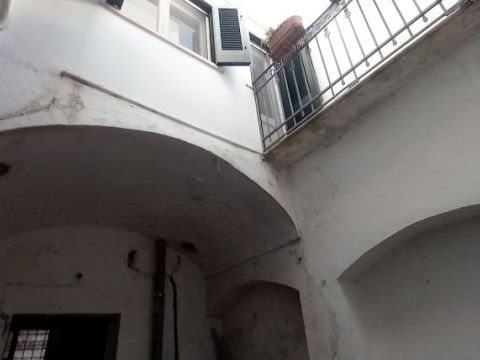 Via Cesare Battisti, 12