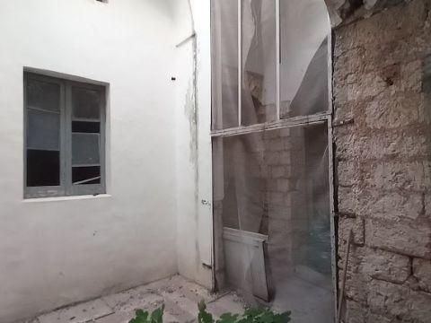 Via Cesare Battisti, 12