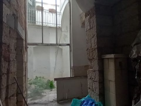 Via Cesare Battisti, 12