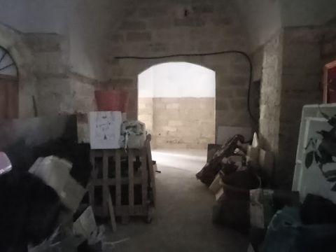 Via Cesare Battisti, 12
