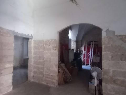 Via Cesare Battisti, 12