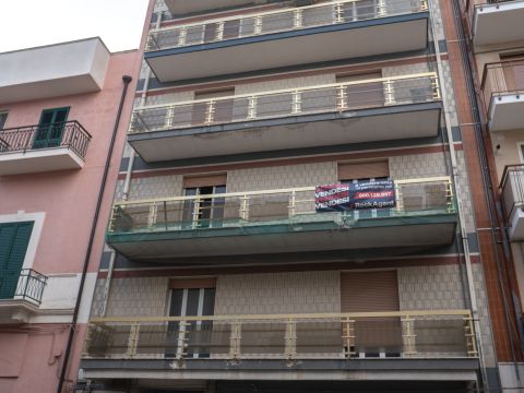 Via Spinazzola, 25