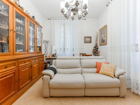 Viale Nazario Sauro, 5