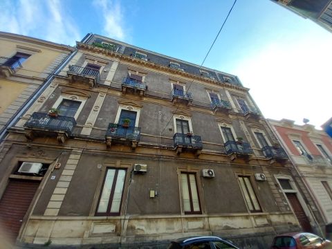 Via Papale, 40